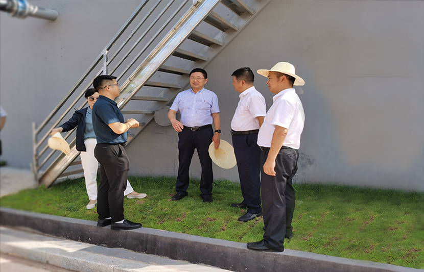 江西省生態(tài)環(huán)境廳副廳長級生態(tài)環(huán)境監(jiān)察專員、贛南專員辦主任喻子水一行蒞臨挺進環(huán)保和樂新村項目點視察調(diào)研