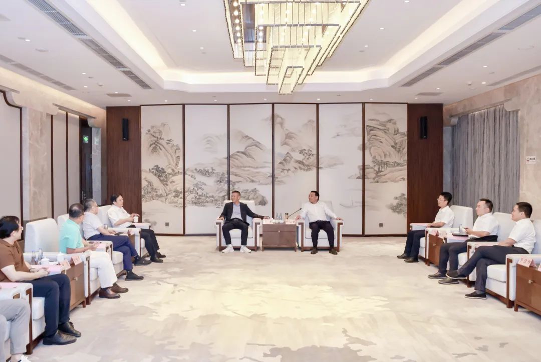 江西省萍鄉(xiāng)市委副書記、市長熊運(yùn)浪會(huì)見天高集團(tuán)李平總裁一行